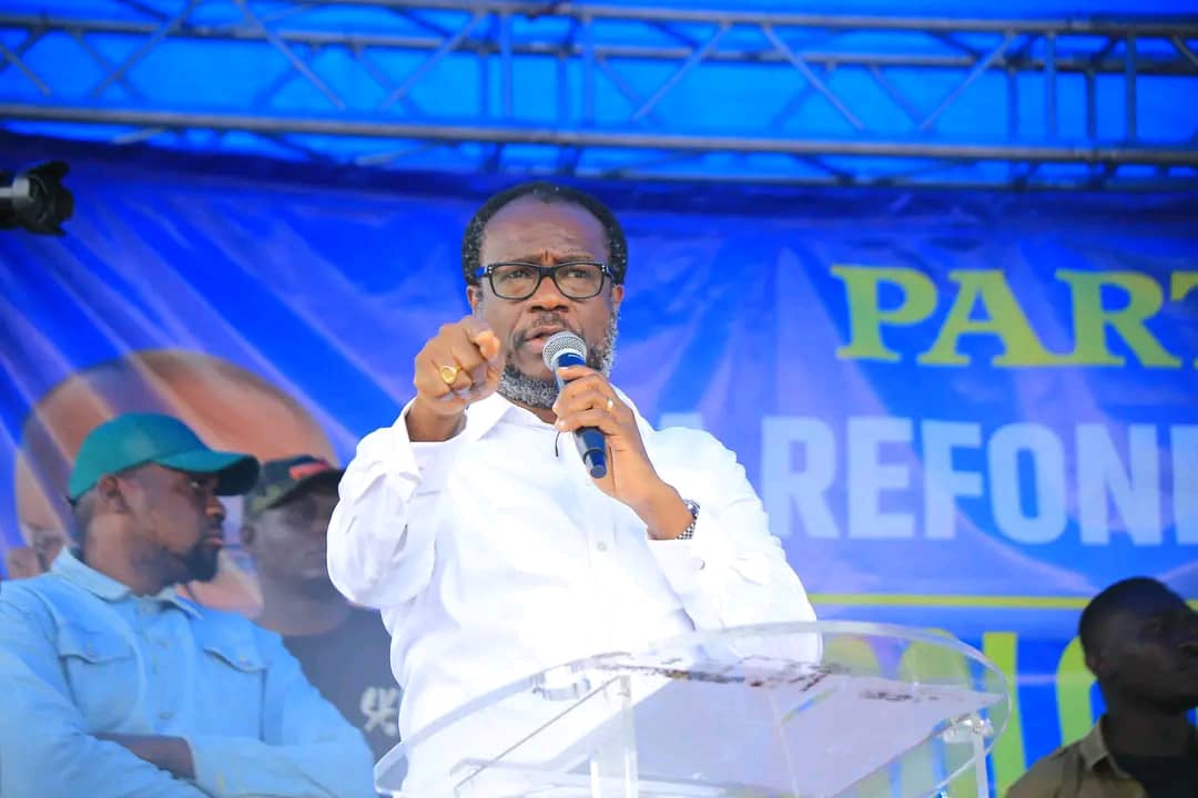 RDC : Delly Sesanga fustige la suspension des partis politiques et dénonce une dérive autoritaire