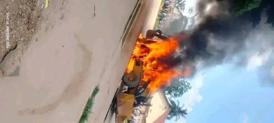 Kananga : Un tracteur de Safrimex prend feu sur la RN1, la thèse d’une panne technique avancée