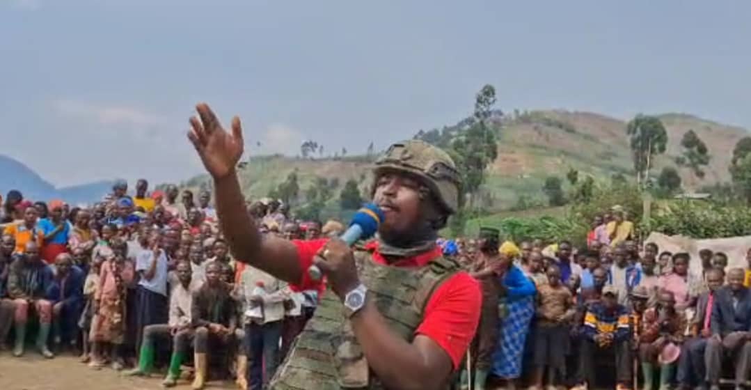 Masisi : Lors d’un meeting à Buguri, Safari Makuza pose un geste social en faveur des enfants démunis