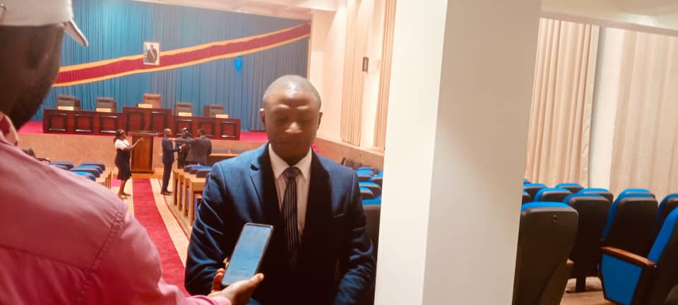 Budget 2025-2026 du Haut-Uélé : l’honorable Placide Ombéni félicite le gouverneur et exige des résultats