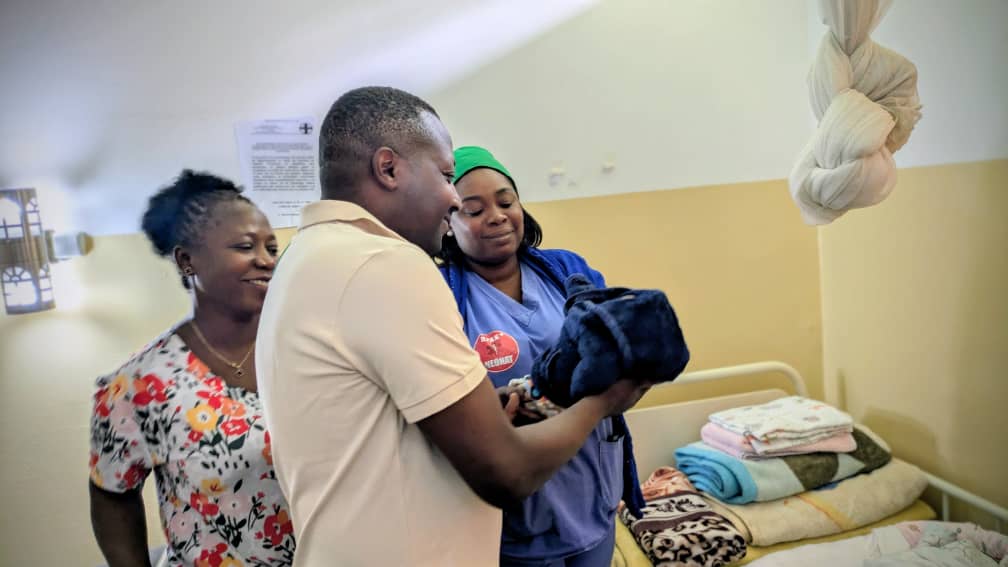 Goma : le gouverneur Bahati Musanga Erasto visite une femme ayant donné naissance à des quadruplés